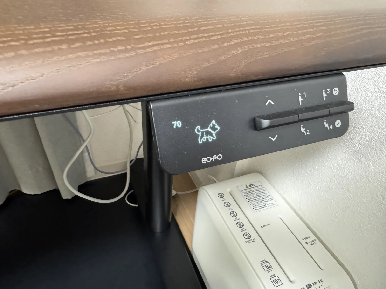 COFO Desk StudioのPMOLEDコントロールパネル。高さ70cmの表示と犬のアイコン、跳ね上げ式ボタンとメモリーボタン