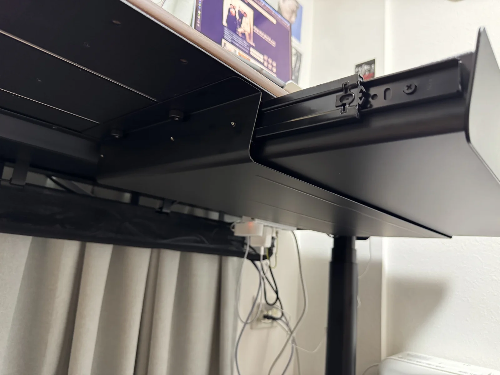 COFO Desk Studioの天板裏に新搭載されたレールと、レールに固定したデスクドロワー