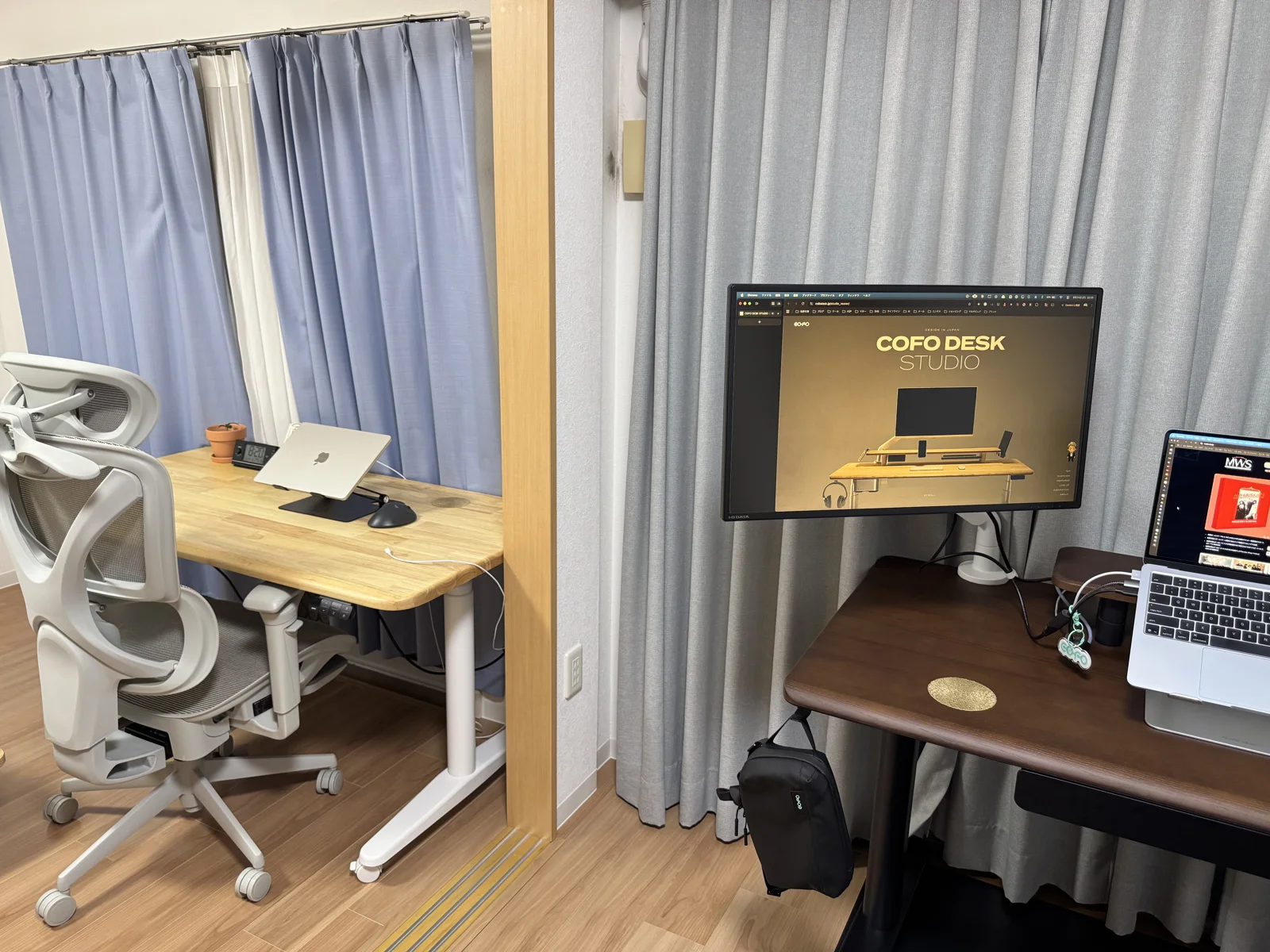 手前にダークブラウンのCOFO Desk Studio、開け放したスライドドア越しの隣室にナチュラルのCOFO Desk Premiumが見える