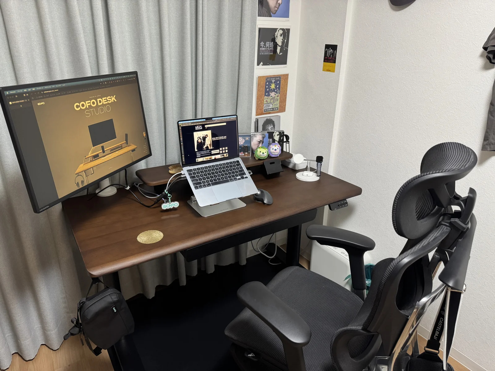4畳半の窓際に設置したCOFO Desk Studio 140cm・ダークブラウン。モニターとノートPCを載せた著者の作業環境の全景