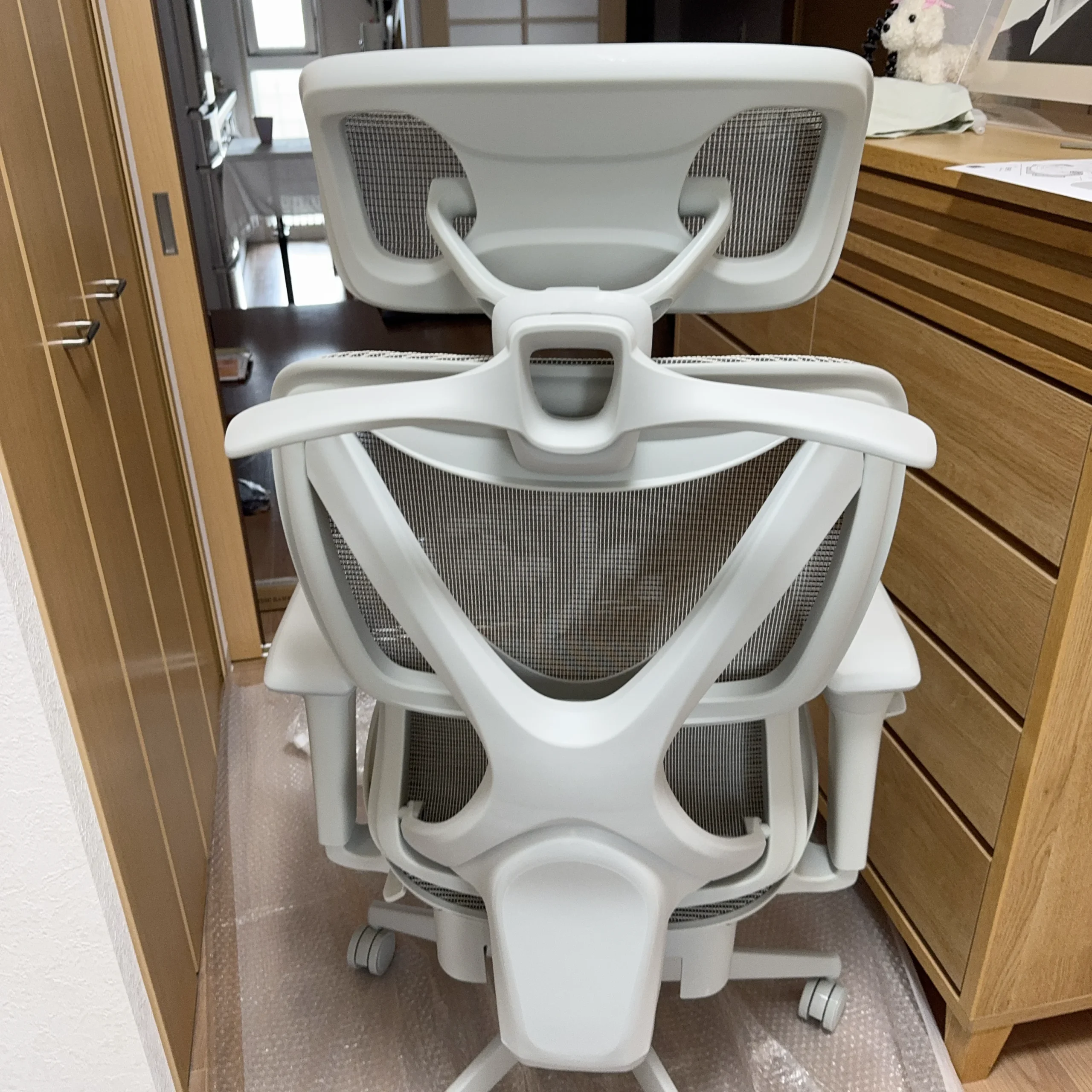 COFO Chair Pro 2を背面から撮影したカット。ヘッドレストと背もたれの構造が見える(著者私物)