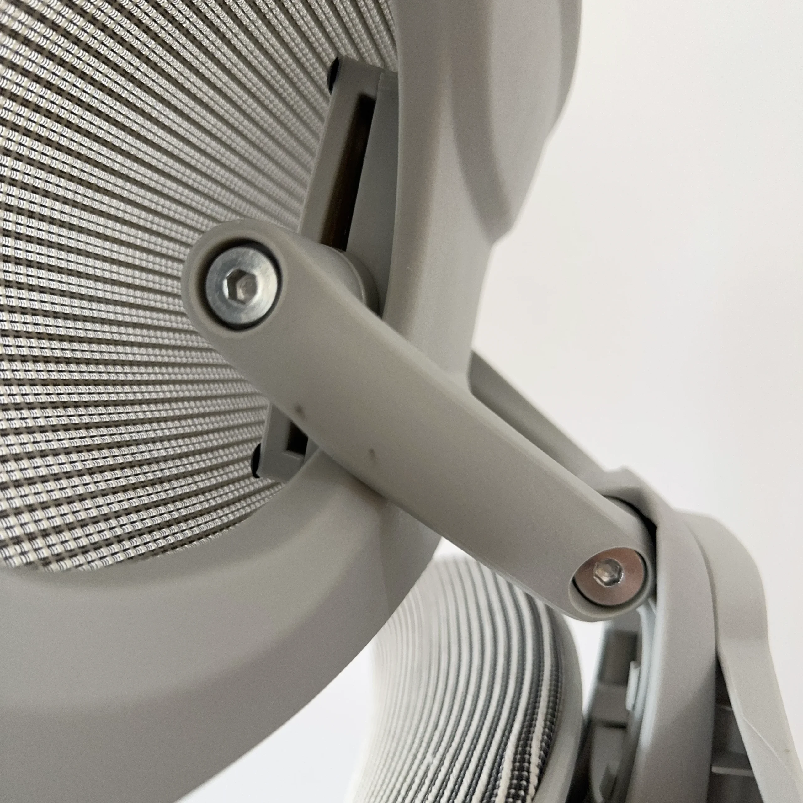 COFO Chair Pro 2の3Dヘッドレスト可動部を近くから撮影したカット(著者私物)