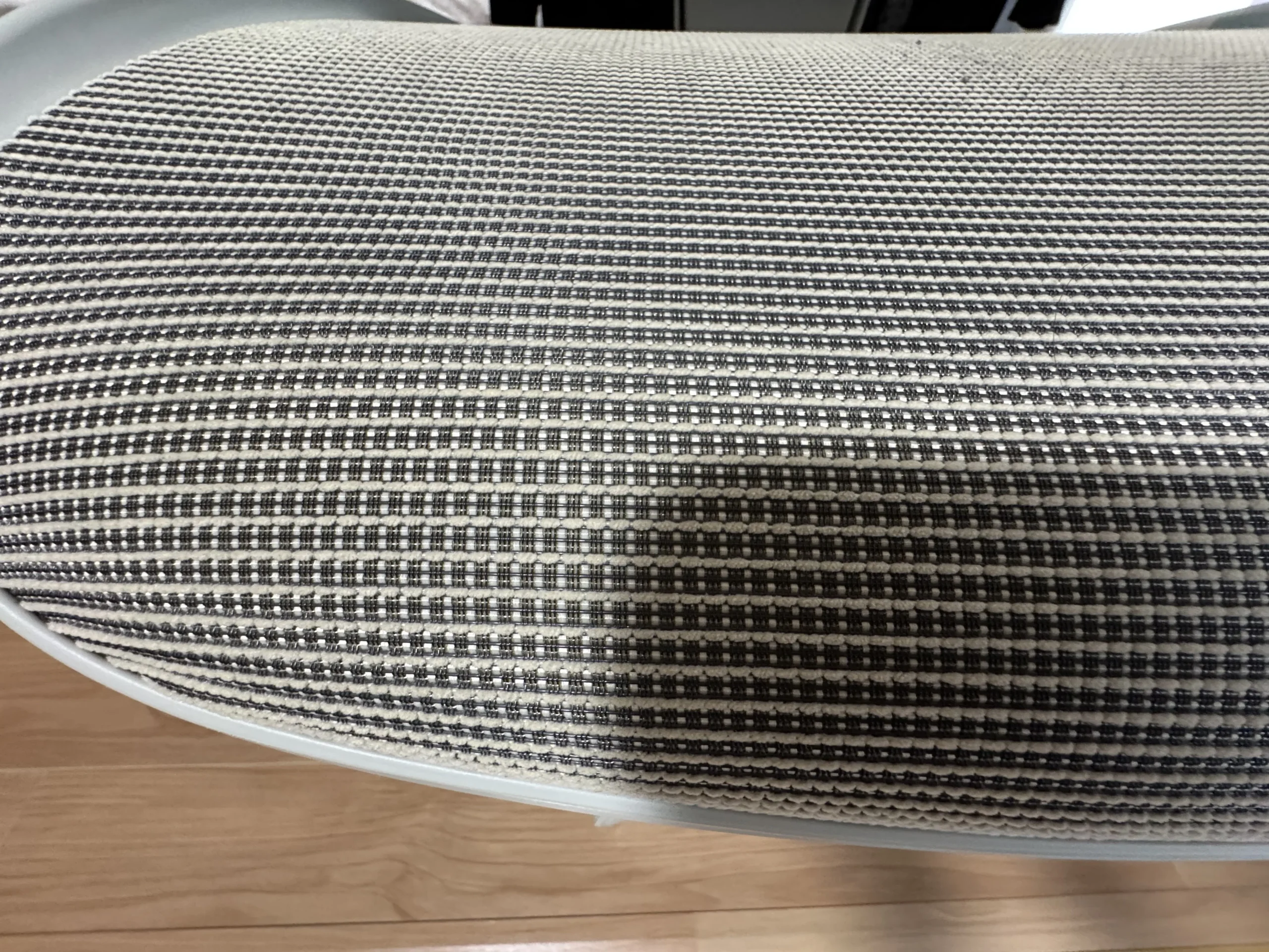 COFO Chair Pro 2の座面のクローズアップ。プロメッシュの細かい網目が見える(著者私物)
