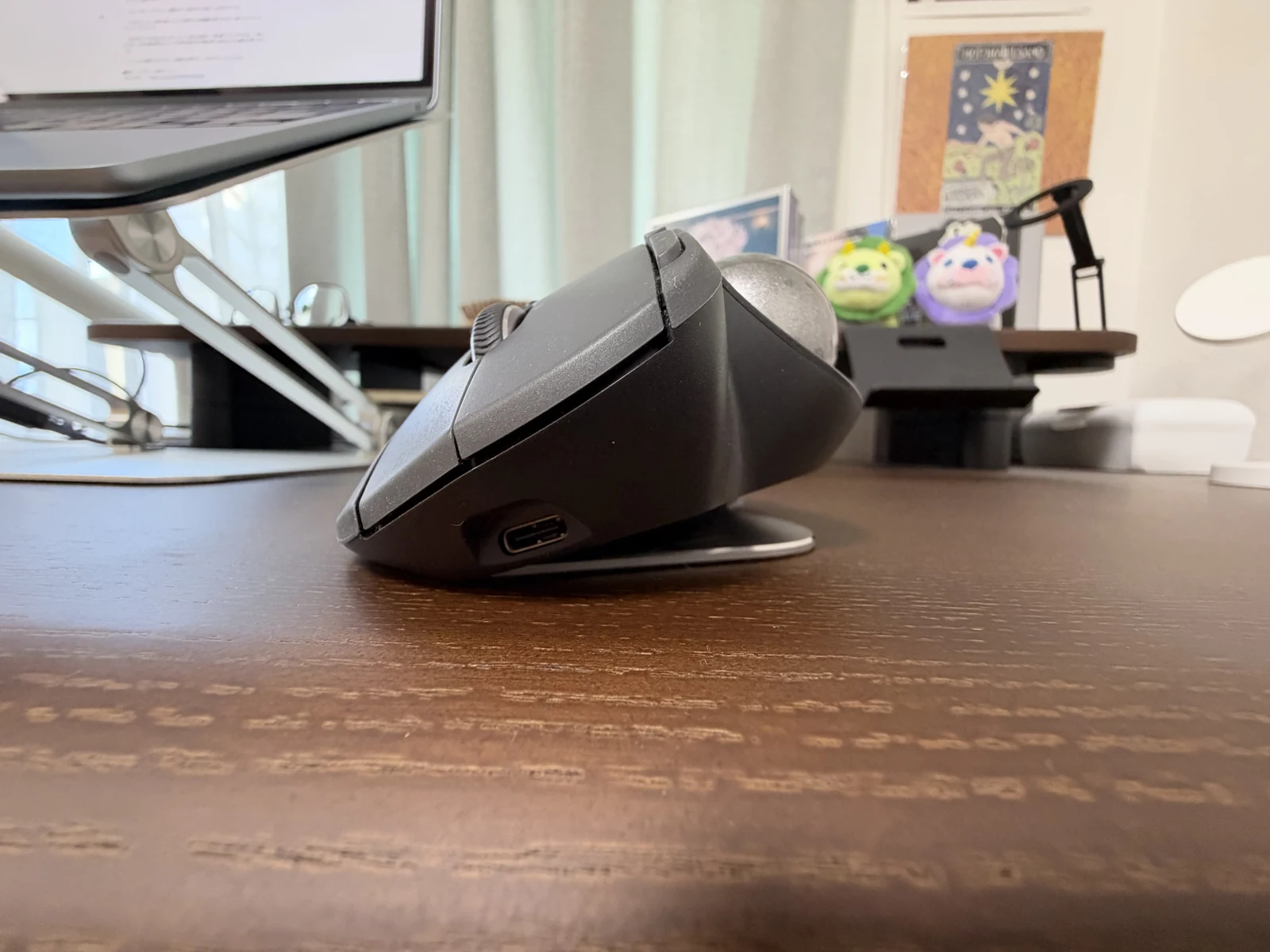 正面から見たMX ERGO S。本体を20度に傾け、前面のUSB-Cポートが見える僕の使用中の1台