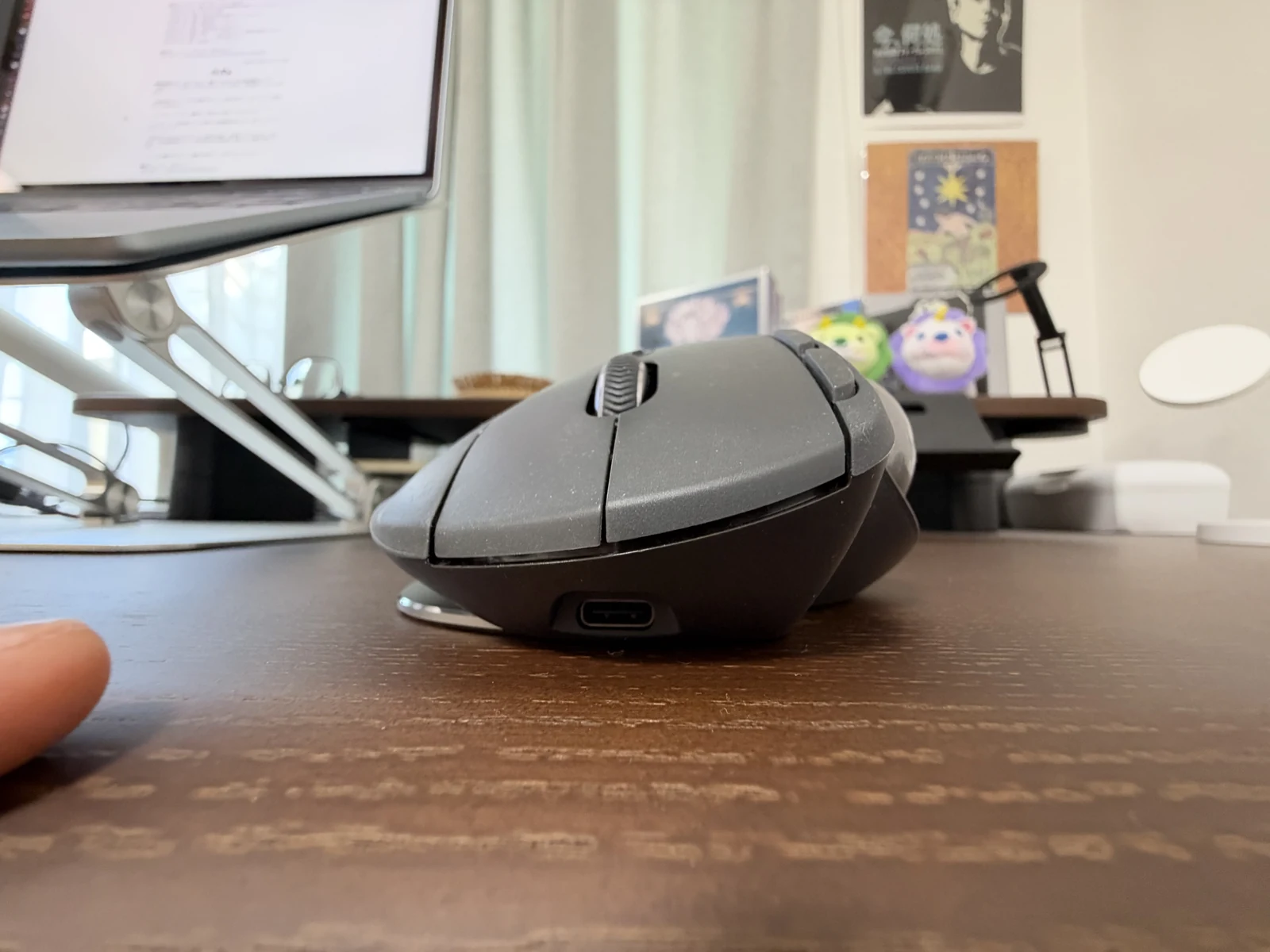 正面から見たMX ERGO S。傾けずに平らに置いた状態で、前面のUSB-Cポートが見える