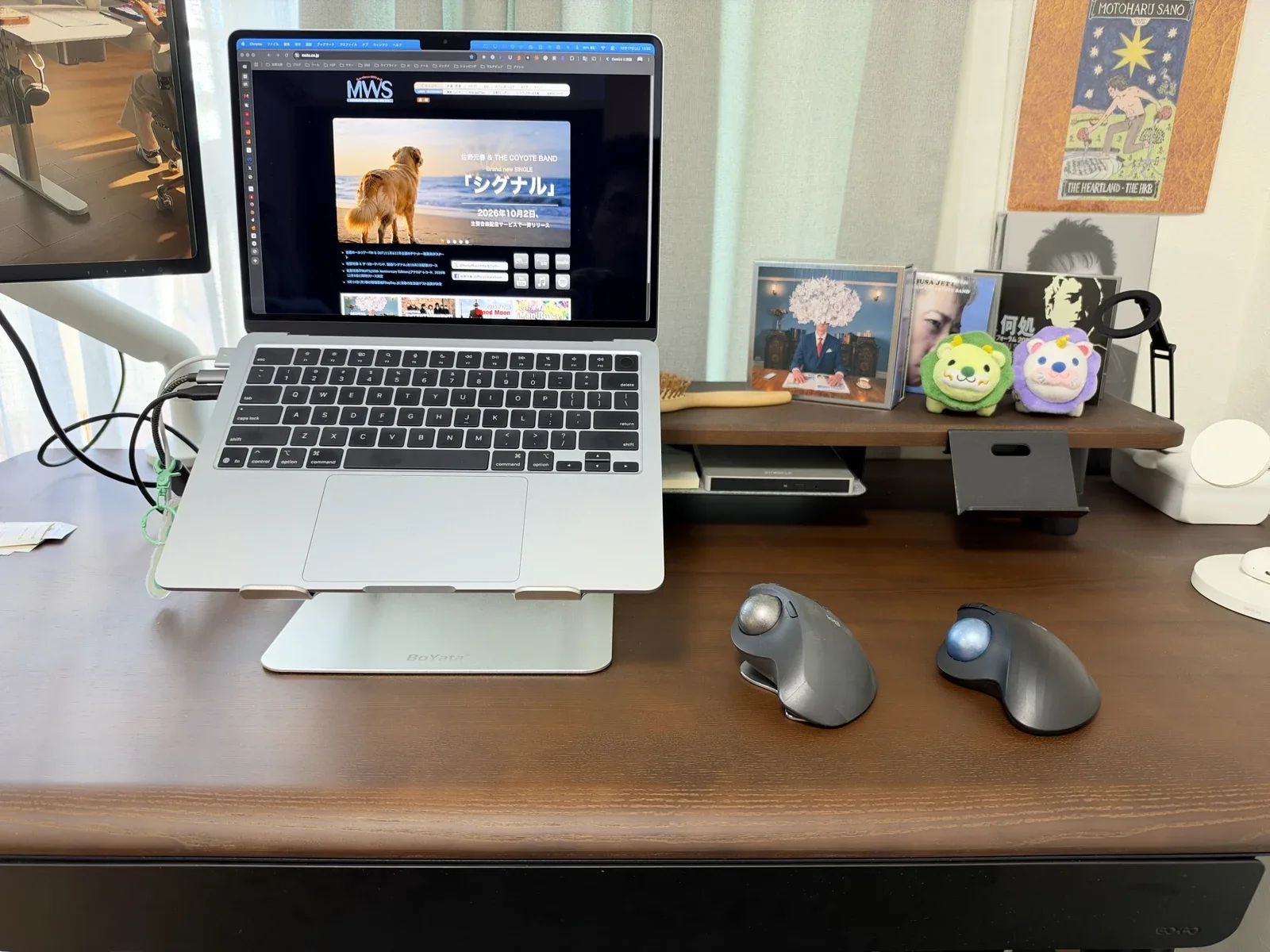 デスクでMacBook Airの横に置いたMX ERGO Sと、右に並べた以前使っていたM575S