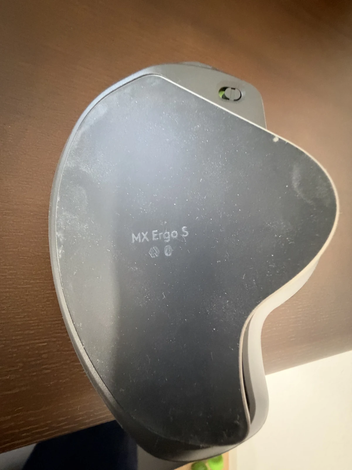 MX ERGO Sを裏返して見た底面の金属プレート