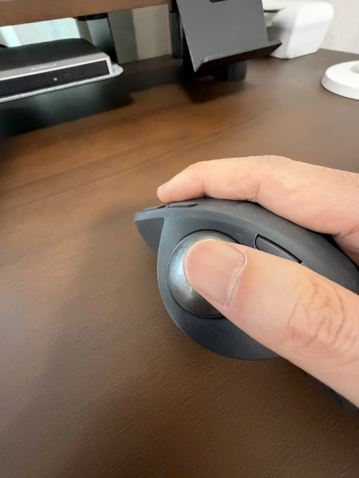 MX ERGO Sに右手を乗せ、親指をボールに添えている様子