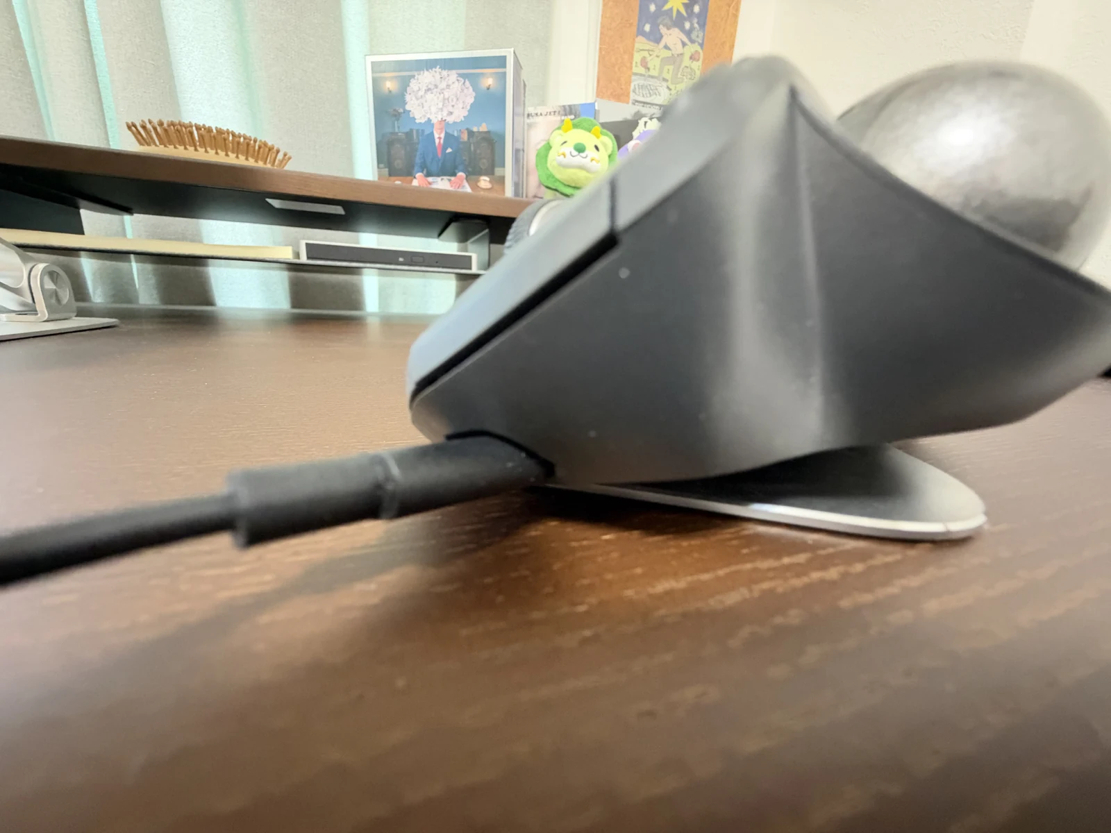 MX ERGO S前面のUSB-Cポートに充電ケーブルをつないだ様子のアップ